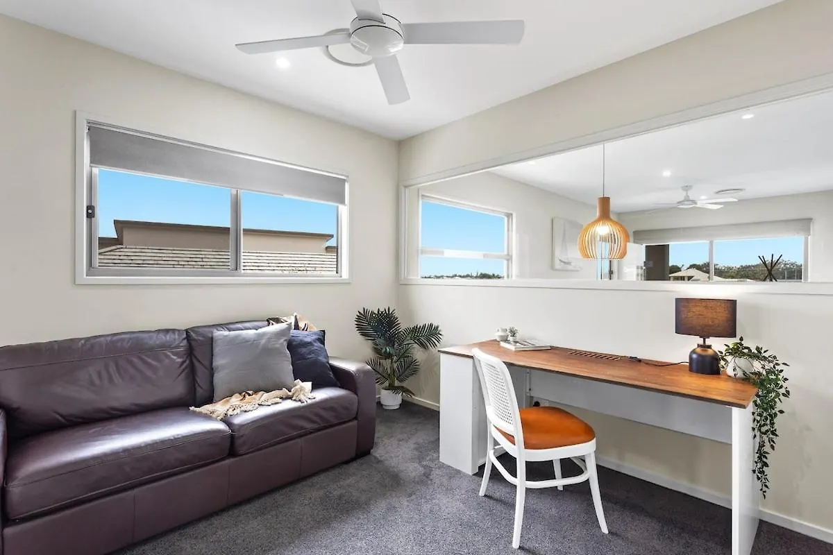 Luxurious Waterfront Paradise Stunning Views Kawana Waters Holiday home