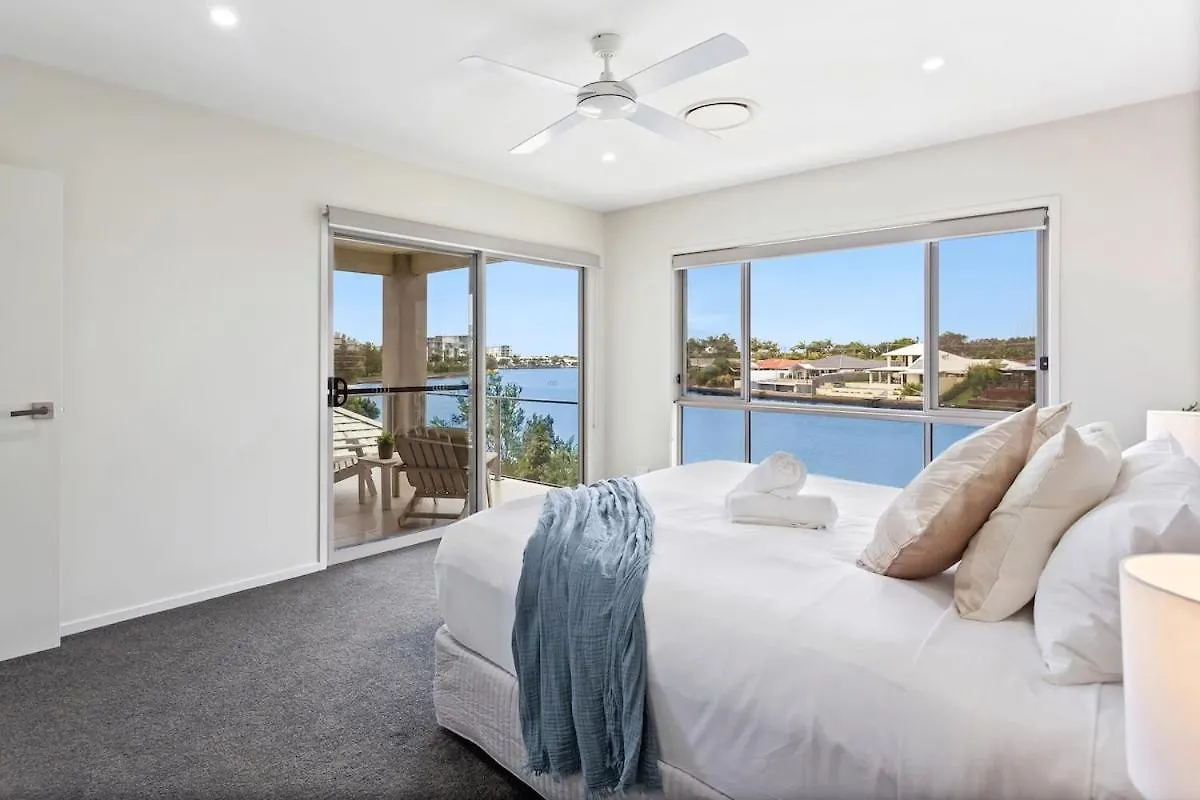 Luxurious Waterfront Paradise Stunning Views Kawana Waters