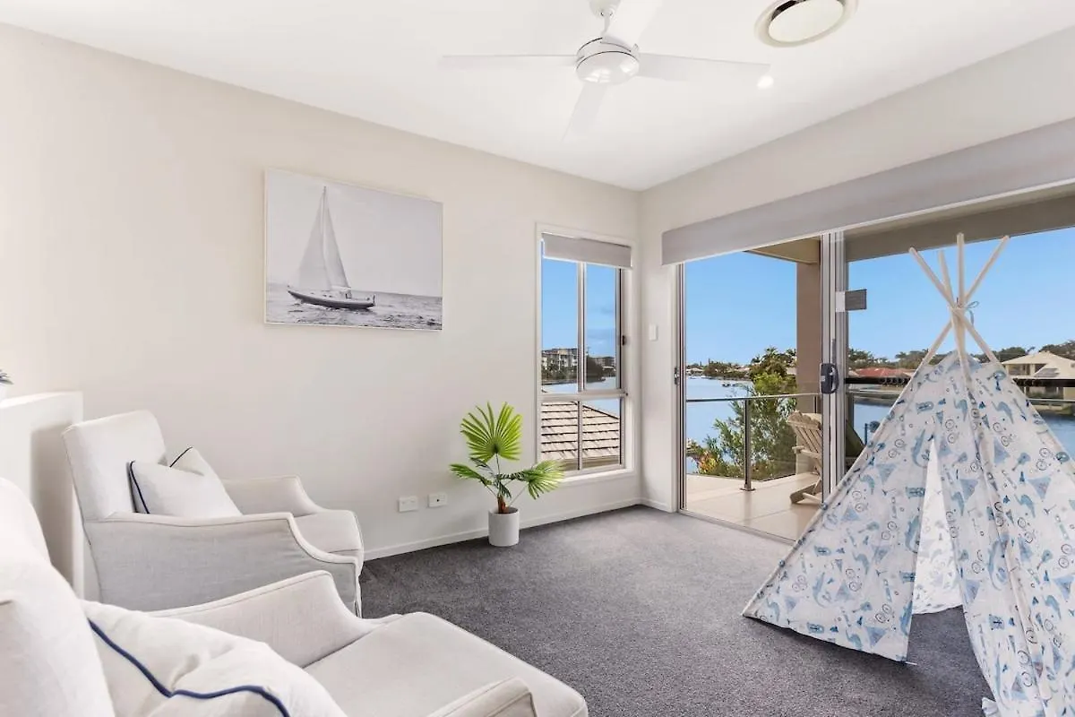 Luxurious Waterfront Paradise Stunning Views Kawana Waters Holiday home