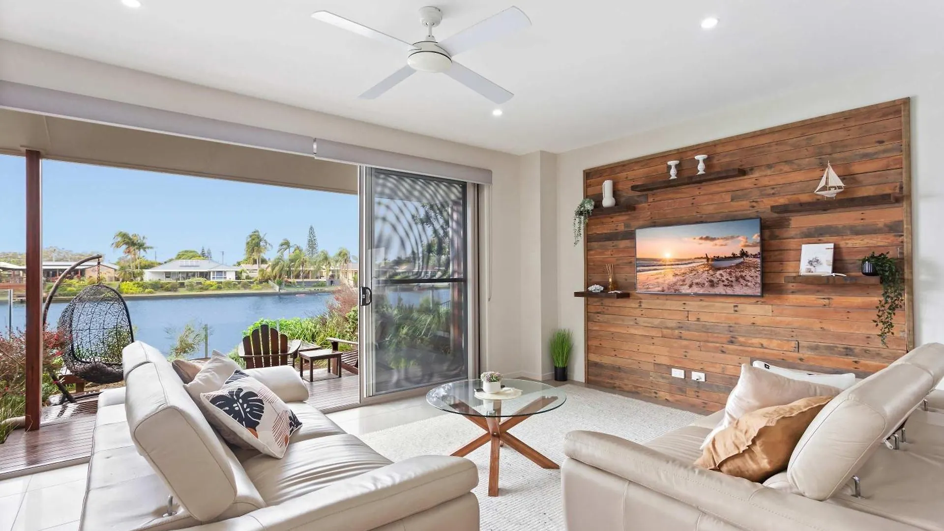 Luxurious Waterfront Paradise Stunning Views Kawana Waters Australia