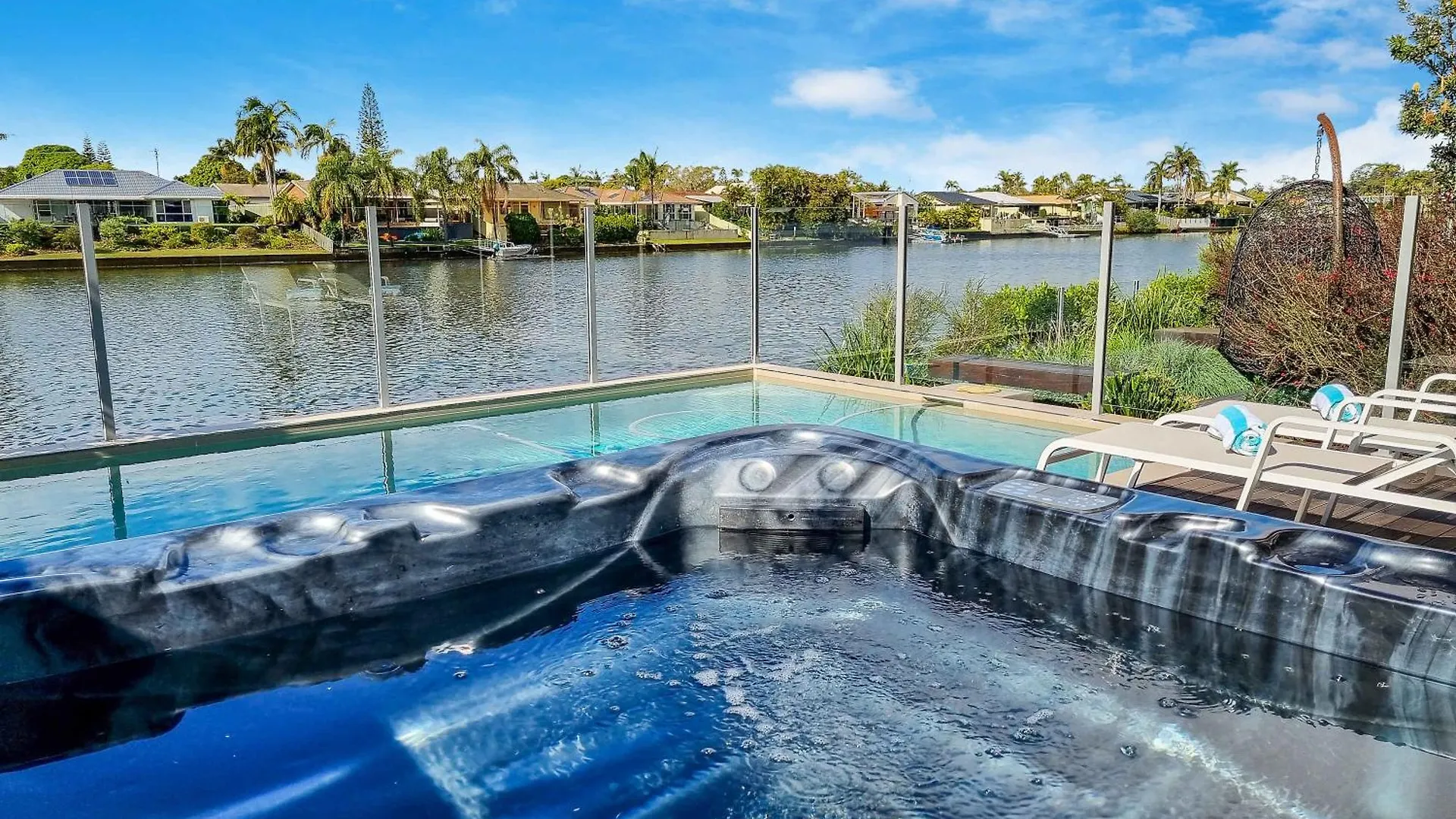 Luxurious Waterfront Paradise Stunning Views Kawana Waters Holiday home