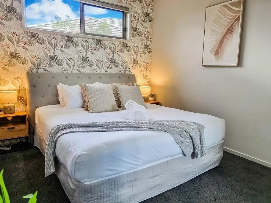 Luxurious Waterfront Paradise Stunning Views Kawana Waters Australia
