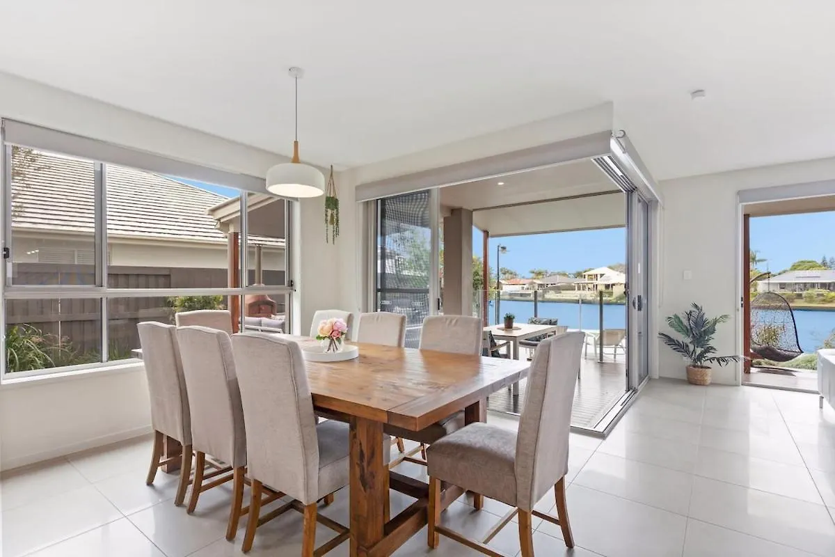 Holiday home Luxurious Waterfront Paradise Stunning Views Kawana Waters
