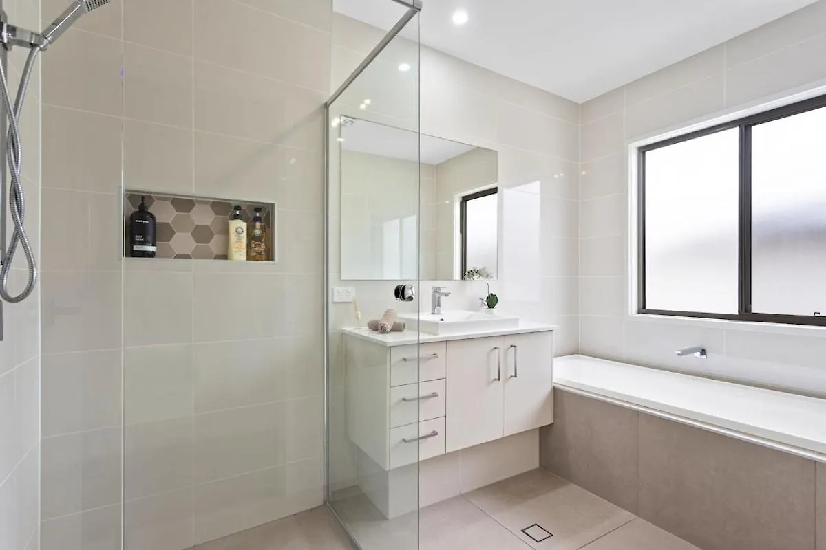 Luxurious Waterfront Paradise Stunning Views Kawana Waters Holiday home