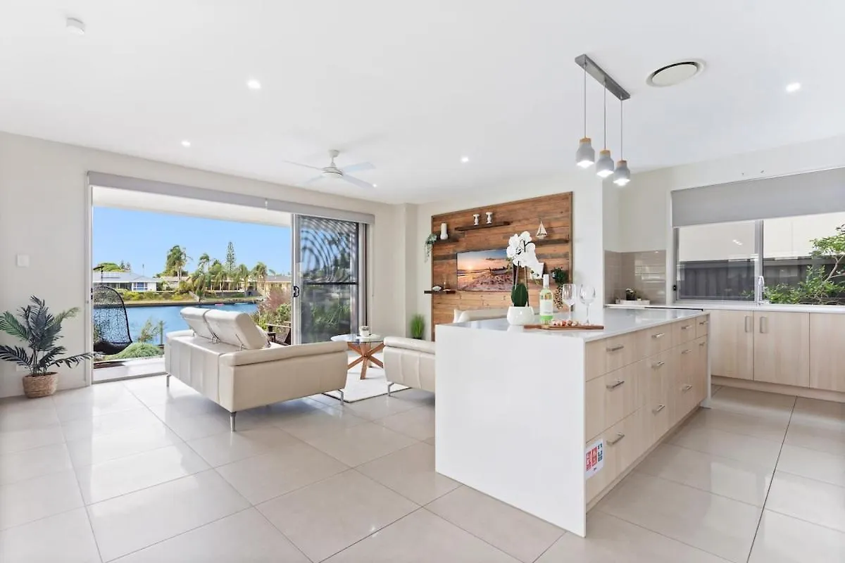 Luxurious Waterfront Paradise Stunning Views Kawana Waters