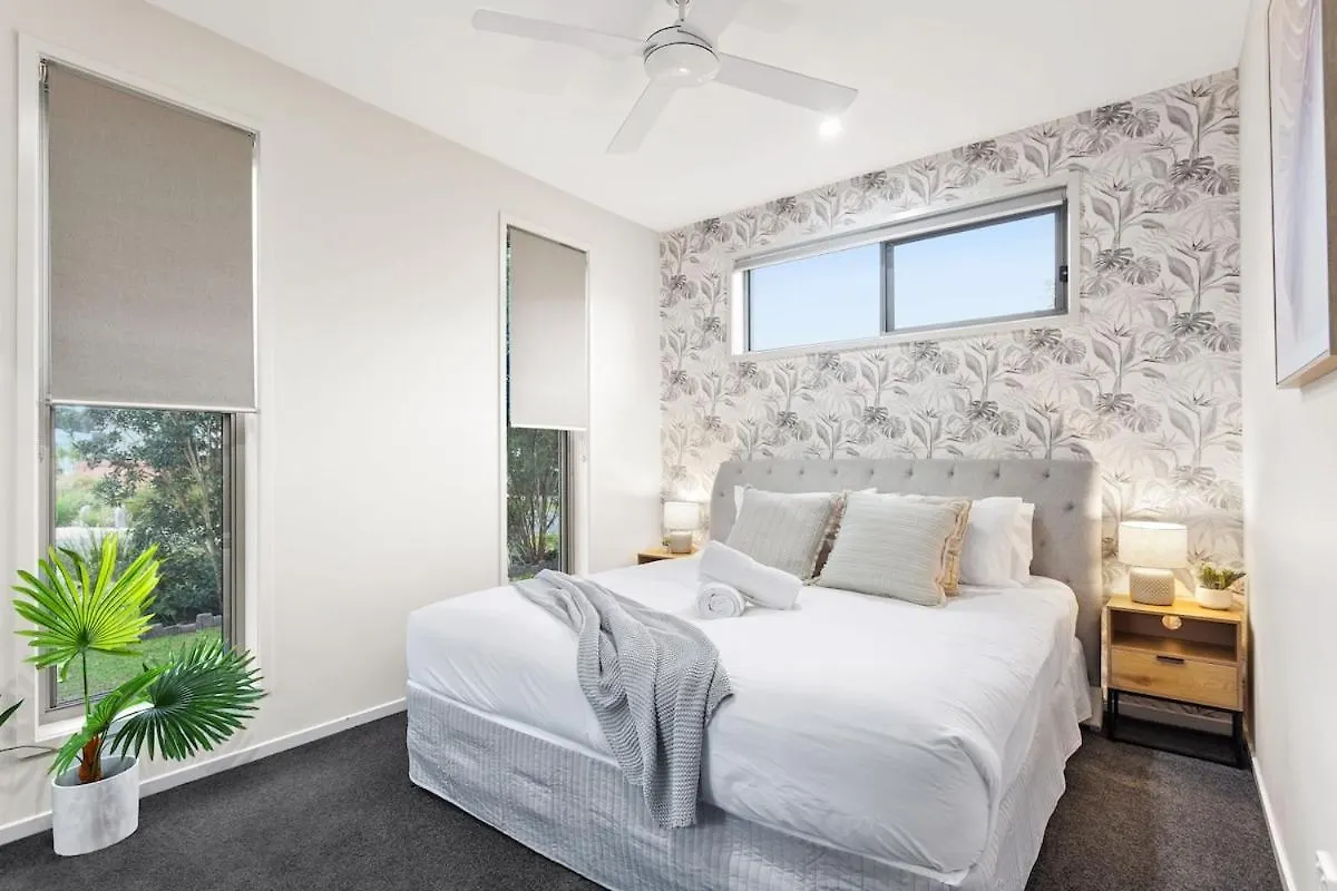 Luxurious Waterfront Paradise Stunning Views Kawana Waters