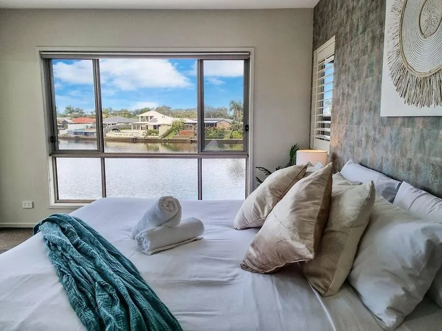 Luxurious Waterfront Paradise Stunning Views Kawana Waters 0*,  Australia