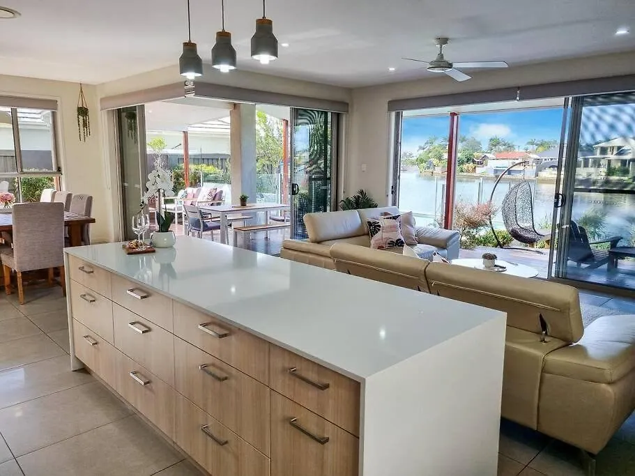 Holiday home Luxurious Waterfront Paradise Stunning Views Kawana Waters