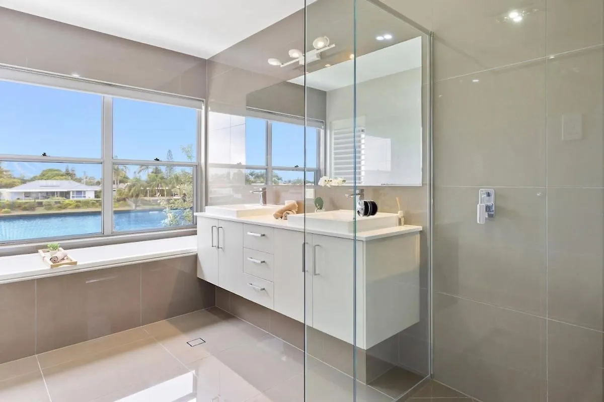 Luxurious Waterfront Paradise Stunning Views Kawana Waters Holiday home