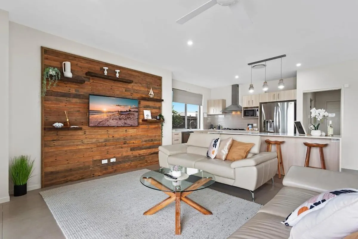 Holiday home Luxurious Waterfront Paradise Stunning Views Kawana Waters