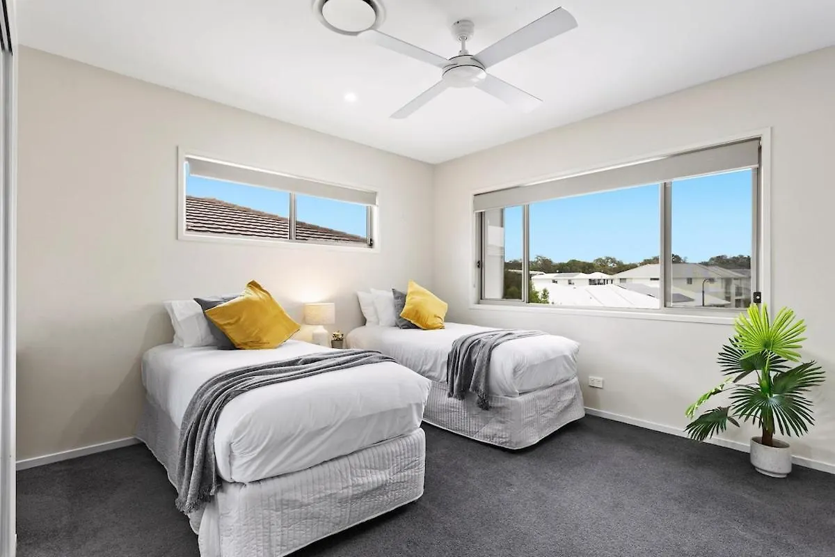 Luxurious Waterfront Paradise Stunning Views Kawana Waters Australia