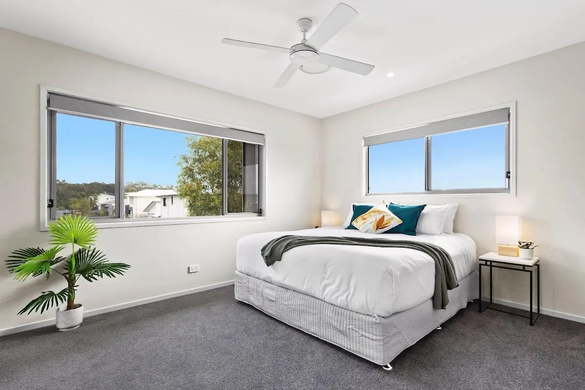 Luxurious Waterfront Paradise Stunning Views Kawana Waters
