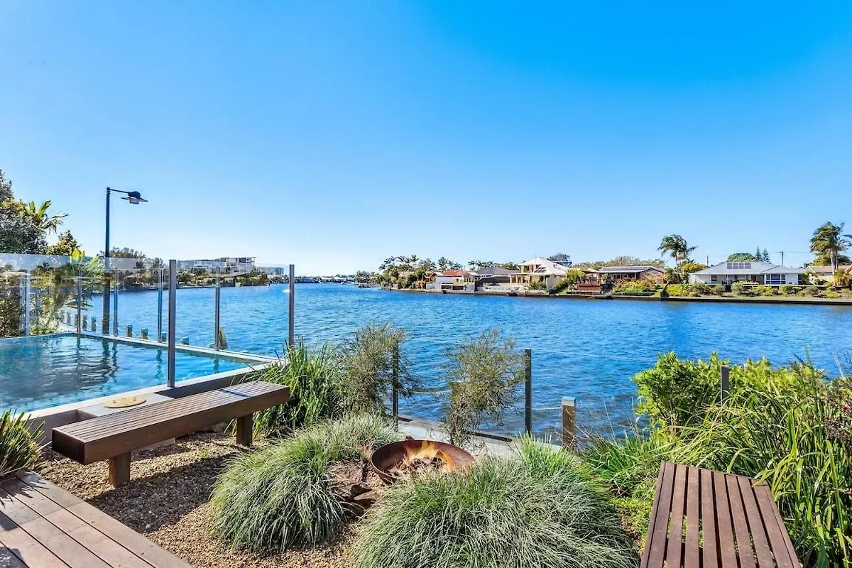 Luxurious Waterfront Paradise Stunning Views Kawana Waters
