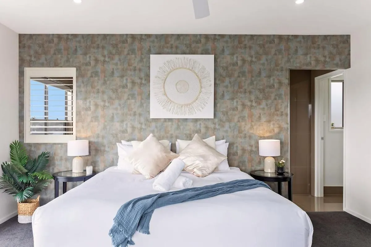 Holiday home Luxurious Waterfront Paradise Stunning Views Kawana Waters