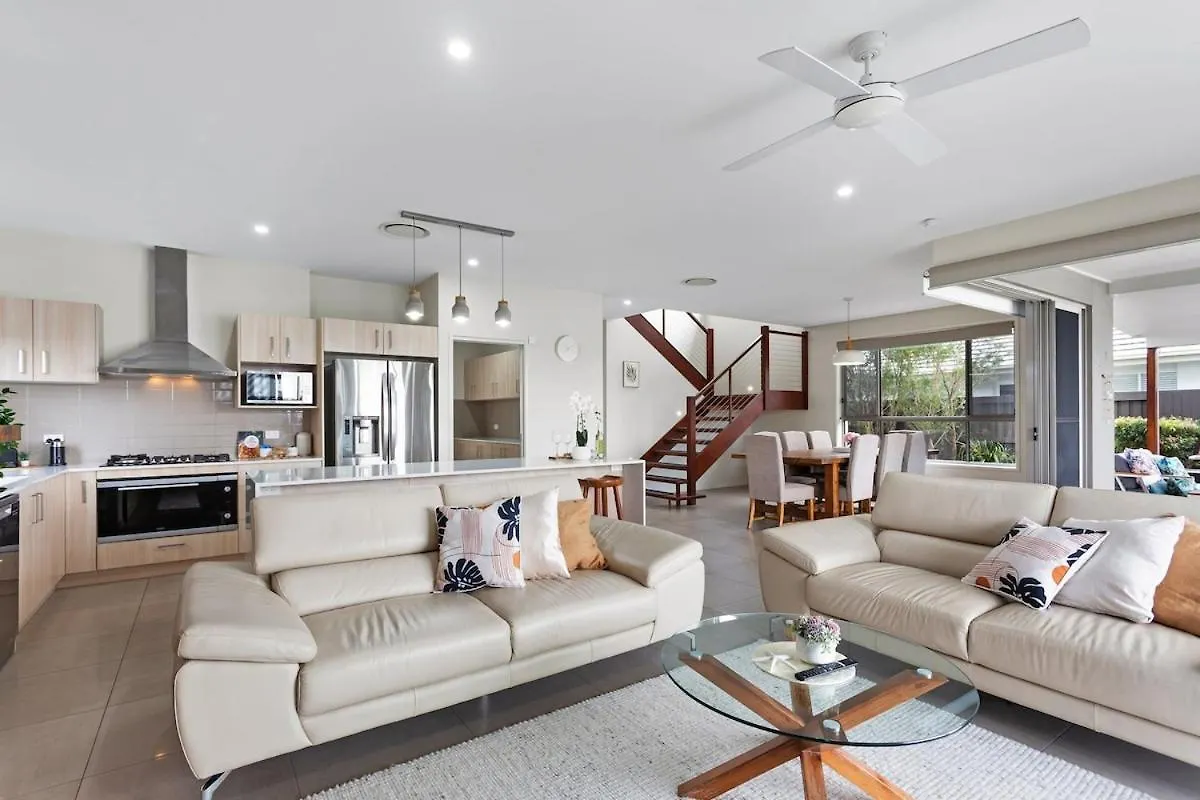 Holiday home Luxurious Waterfront Paradise Stunning Views Kawana Waters